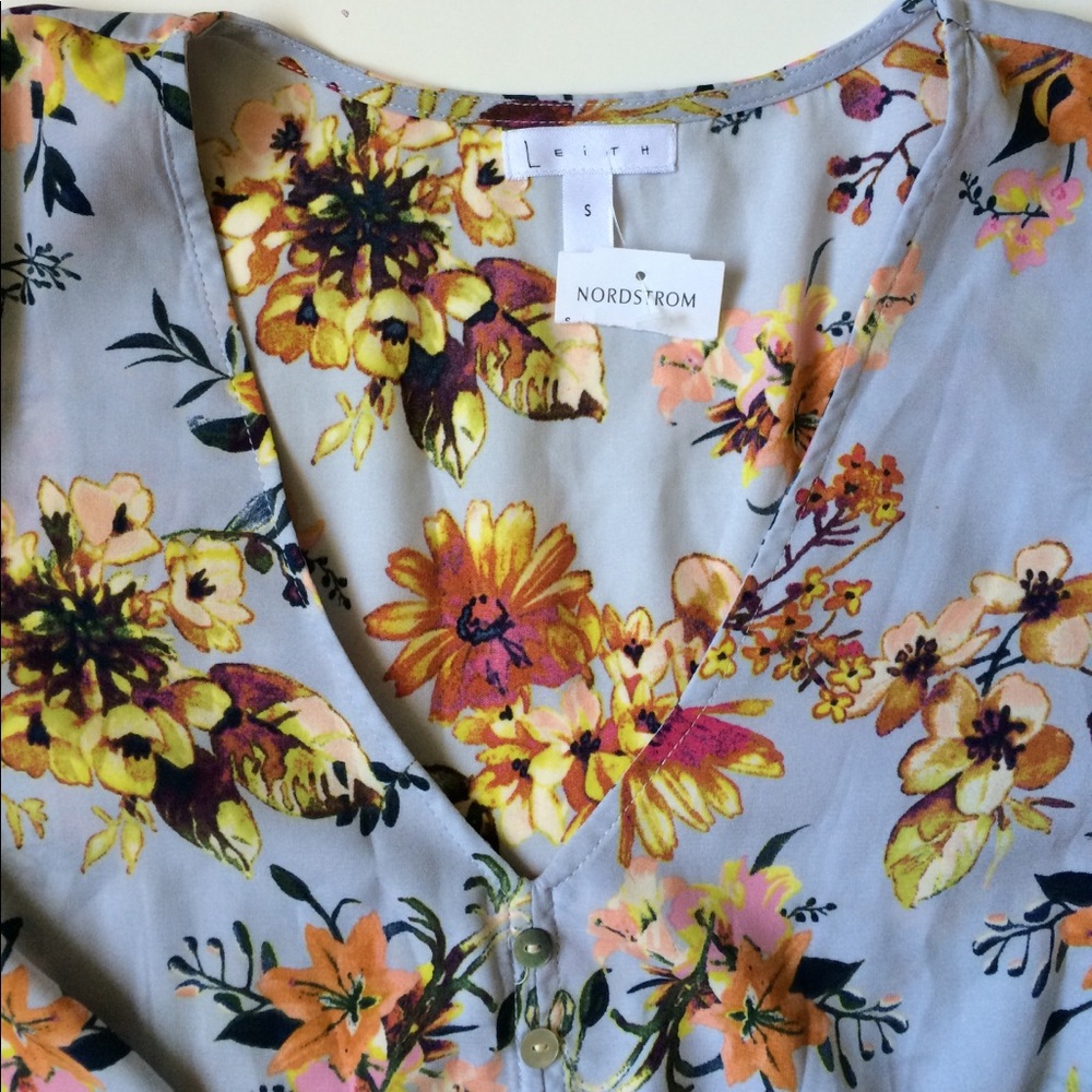 Cute flower crop top for sophisticated ladies!